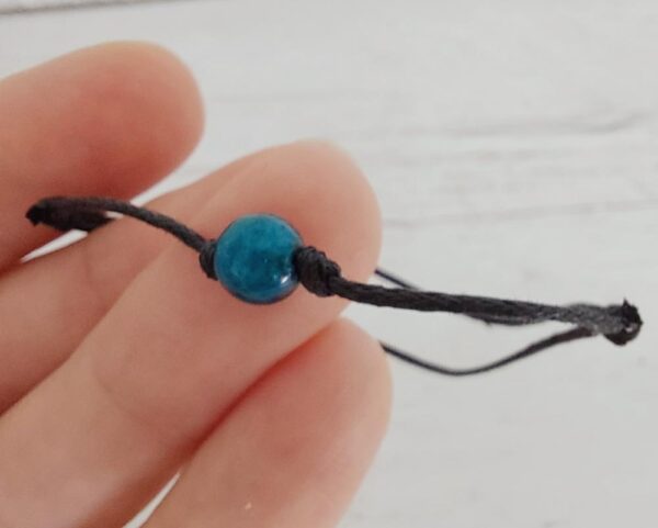 product_image_1653505199.jpeg Fekete pöttöm karkötő festett krizokolla ásványgyönggyel