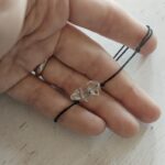 product_image_1671745206.jpeg Fekete pöttöm karkötő zúzott hegyikristály ásványgyöngyökkel
