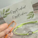 product_image_1723896261.jpg Hatszög - narancs-zöld karkötő szett laminált kártyával