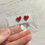 product_image_1728118141.jpg Apró fa bedugós fülbevaló piros szív mintával