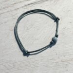 product_image_1728118445.jpg Szürke pöttöm karkötő achát ásványgyönggyel
