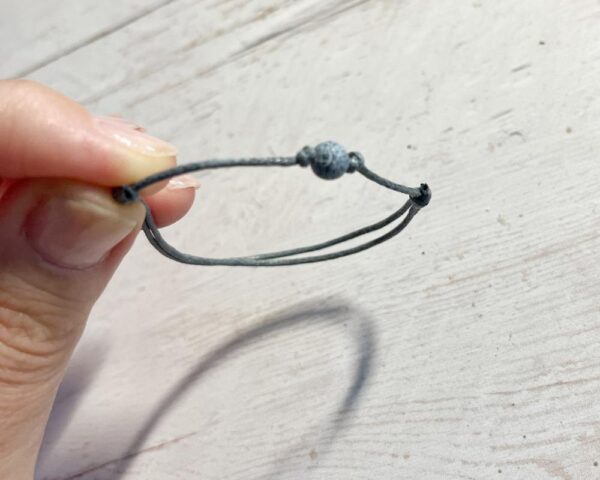 product_image_1728118464.jpg Szürke pöttöm karkötő achát ásványgyönggyel