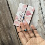 Fekete karkötő kék achát gyönggyel, "Örökké" feliratú laminált kártyával