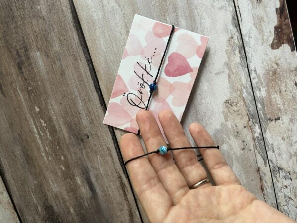 Fekete karkötő kék achát gyönggyel, "Örökké" feliratú laminált kártyával