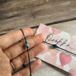 Fekete karkötő kék achát gyönggyel, "Örökké" feliratú laminált kártyával