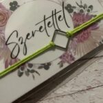 product_image_1729284087.jpg Világoszöld karkötő rozsdamentes acél négyzettel, "Szeretettel" feliratú kártyával