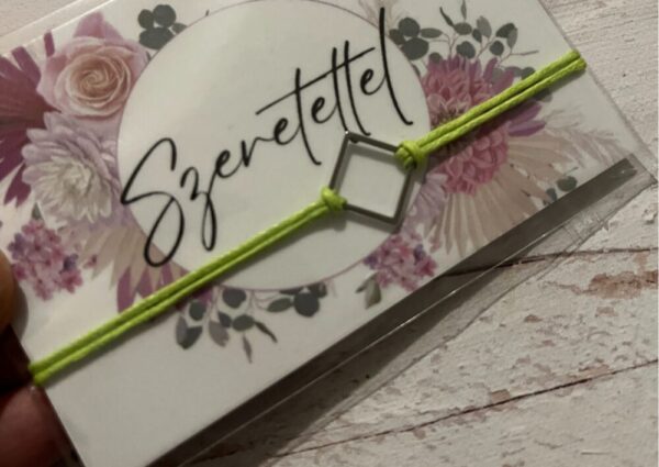 product_image_1729284087.jpg Világoszöld karkötő rozsdamentes acél négyzettel, "Szeretettel" feliratú kártyával